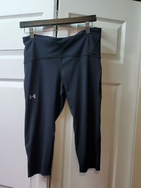 Under Armour Size LARGE Black Capri Leggings with Reflective Logo